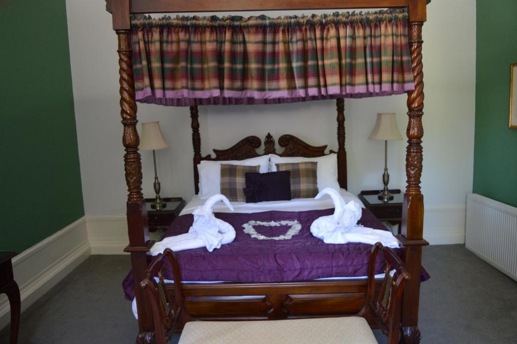 Postel nebo postele na pokoji v ubytování Bennachie Lodge Hotel in Kemnay