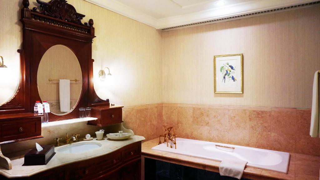 Koupelna v ubytování Hotel Majapahit Surabaya MGallery