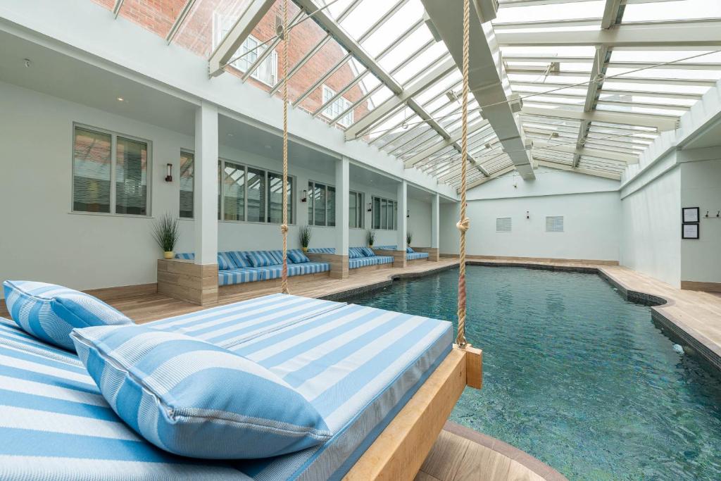 アルサガーにあるManor House Hotel & Spa, Alsagerのスイミングプール(スイングベッド付)