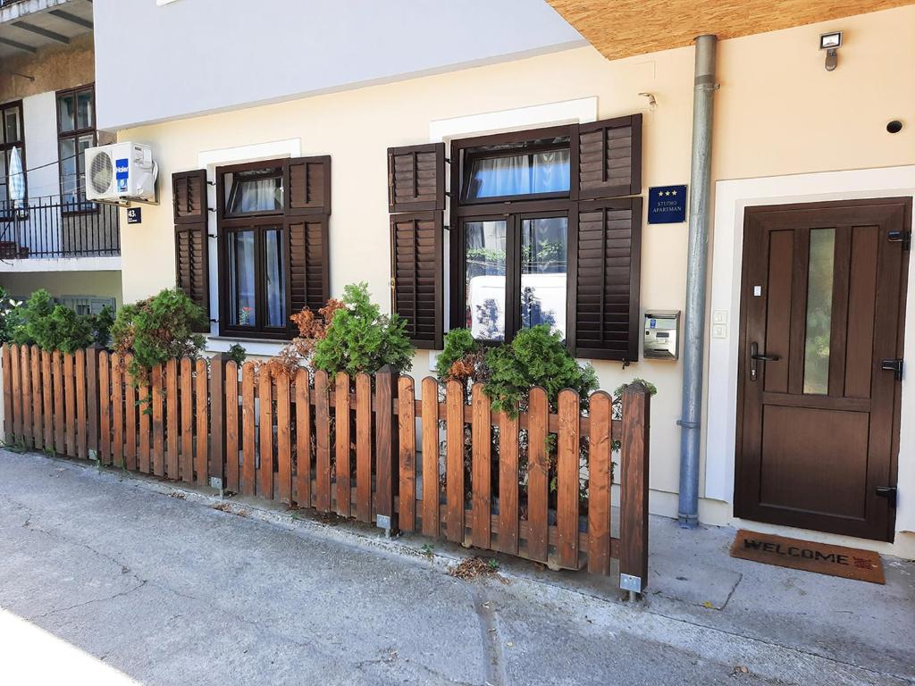 drewniany płot przed domem w obiekcie Zagreb Creative Apartments APP 4 w Zagrzebiu