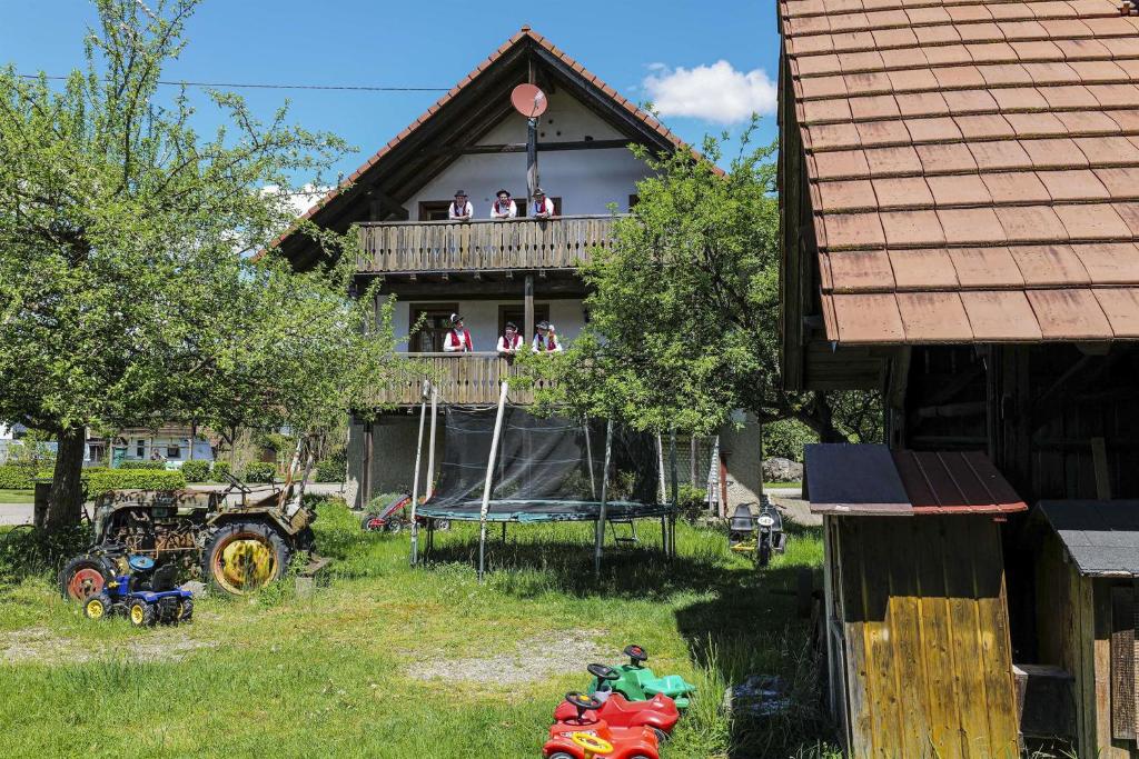 een huis met een groep mensen op een balkon bij Ferienwohnungen Haus Willburger in Tettnang