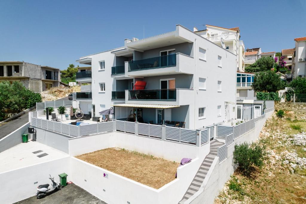 een luchtzicht op een wit appartementencomplex bij Apartmani Manuela in Okrug Gornji