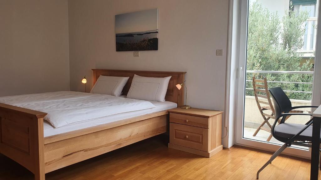 En eller flere senge i et værelse på Apartments Riljic