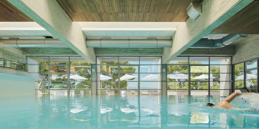 Bazén v ubytování Bluesun Hotel Soline nebo v jeho okolí