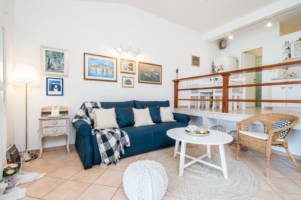 Posedenie v ubytovaní Apartments Ratac Lobrović with private beach and beautiful sunset