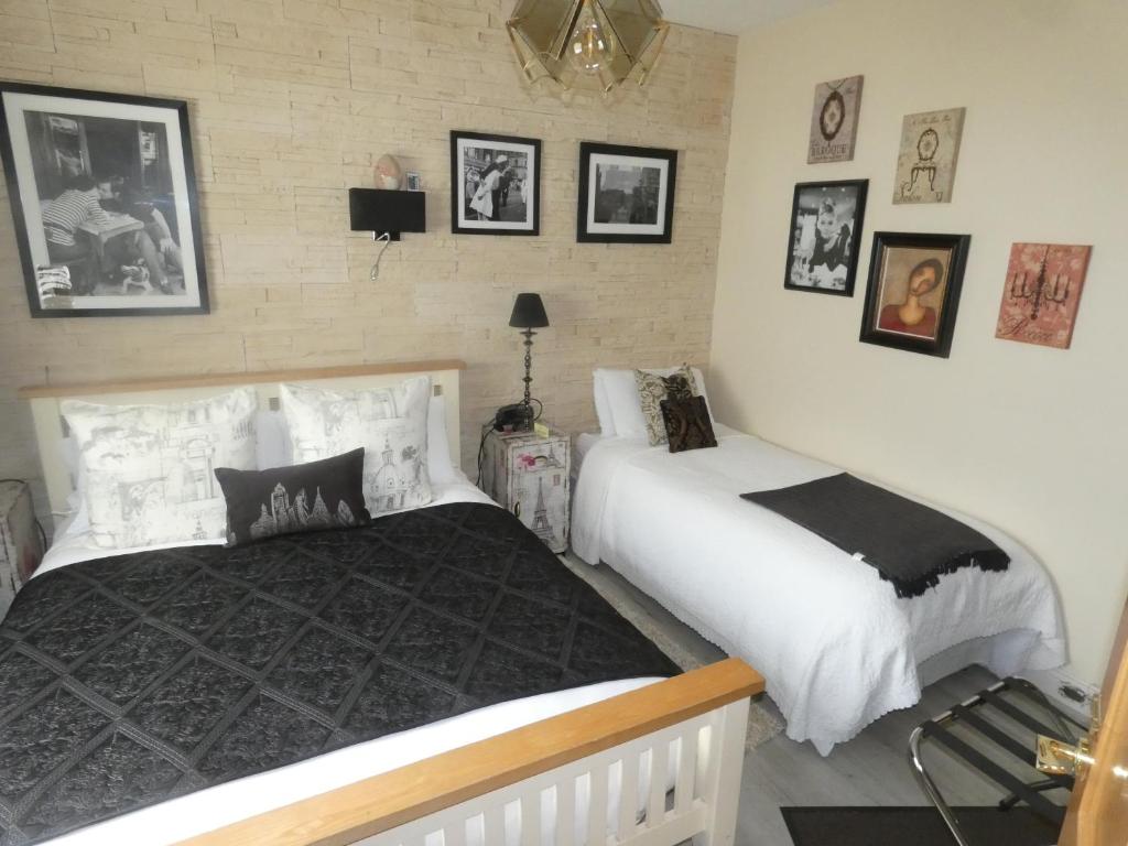 Postel nebo postele na pokoji v ubytování Bunratty Castle Mews B&B
