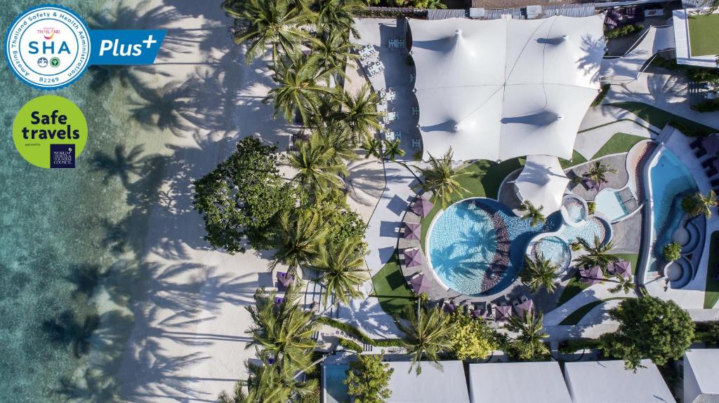 una vista aérea de un complejo con palmeras y piscina en La Vida Samui en Chaweng Beach