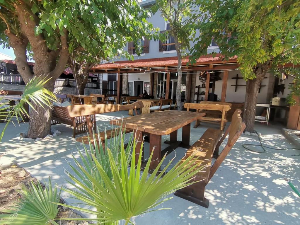 a picnic table and chairs in front of a building at Hostel Jadran in Pag