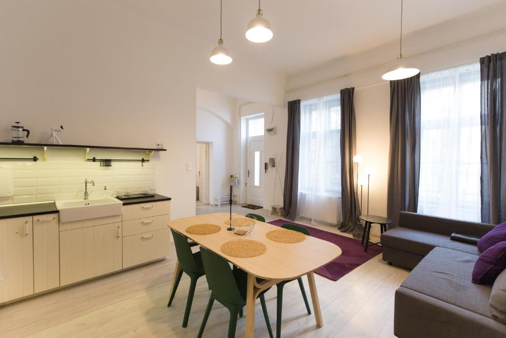 Kuchyň nebo kuchyňský kout v ubytování Palace District Apartment