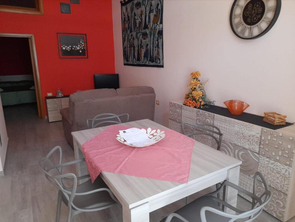 - un salon avec une table et un canapé dans l'établissement Casa Vacanze Il Gargano, à Manfredonia