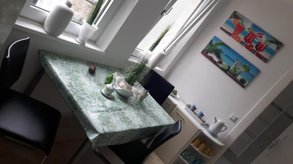 Una mesa en una habitación con encimera verde en Alter deutscher Ring en Krefeld