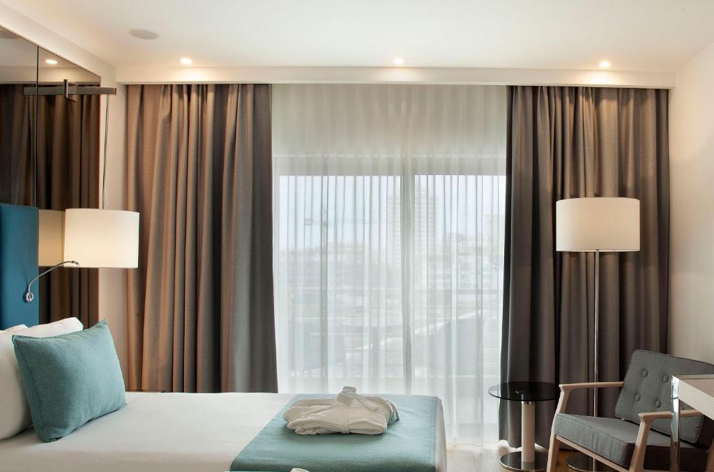 TURIM Presidente Hotel - Twin Room With Lateral Sea View