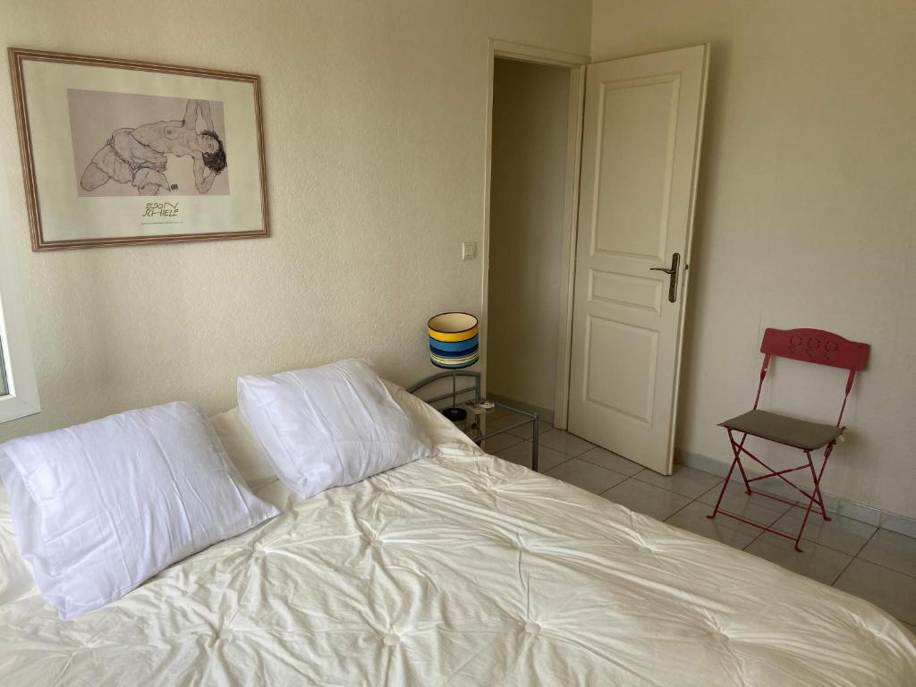 Postel nebo postele na pokoji v ubytování Appt avec parking, clim, wifi à 50 m de la plage