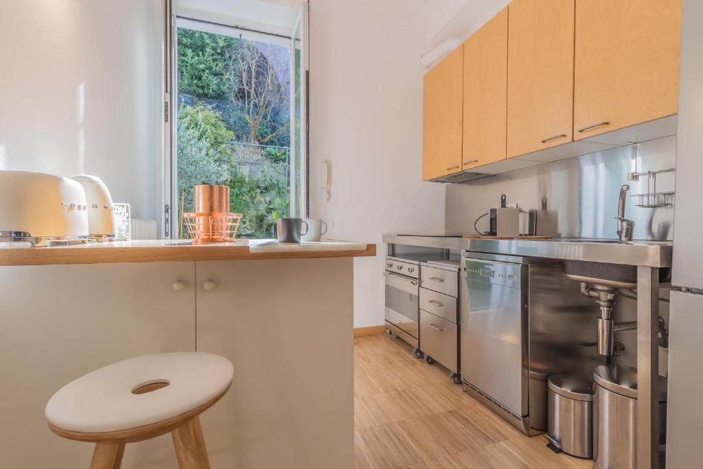 A kitchen or kitchenette at Varenna Beach Perledo