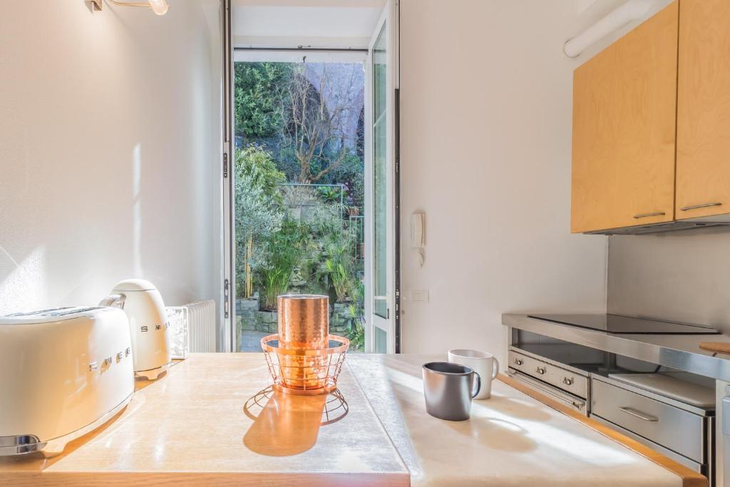 A kitchen or kitchenette at Varenna Beach Perledo