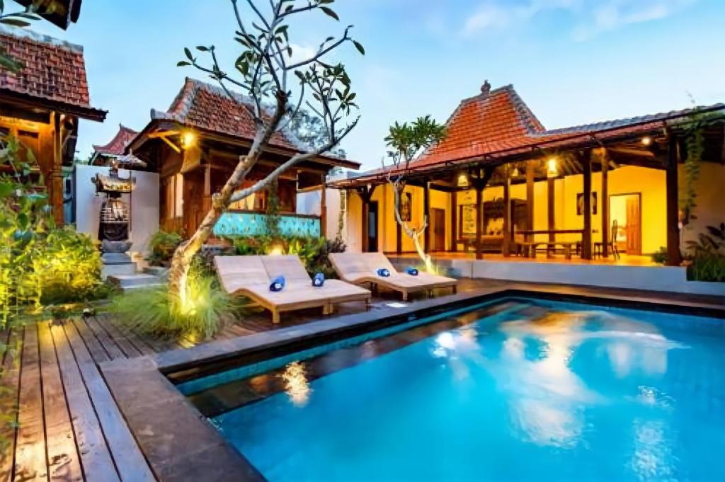 吉利阿尔Hotel and Villa B52 Gili Air的一座带游泳池和房子的别墅