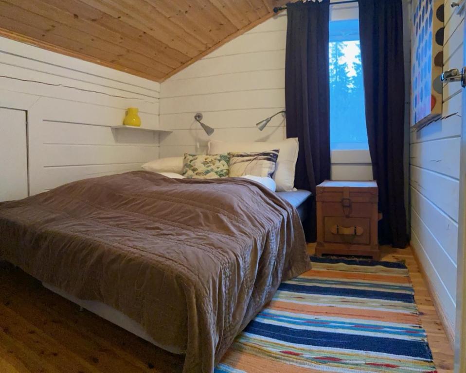 a bedroom with a bed with a window and a rug at Åre-Bjørnen Falken 17A in Åre