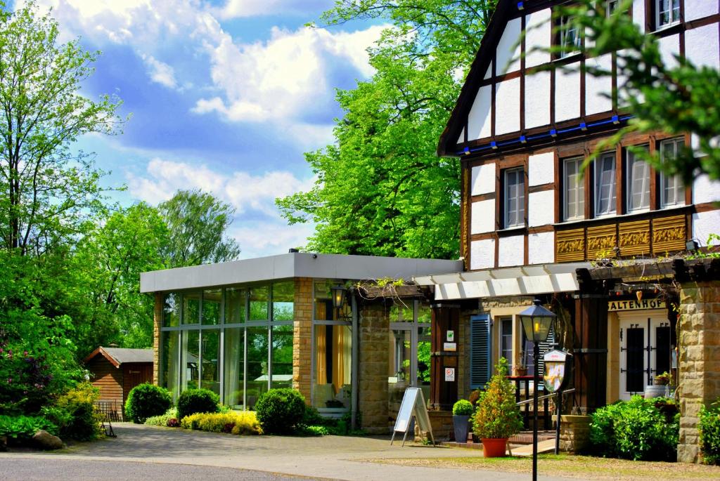 ein großes Gebäude mit Glasfenstern davor in der Unterkunft Akzent Hotel Saltenhof in Hörstel