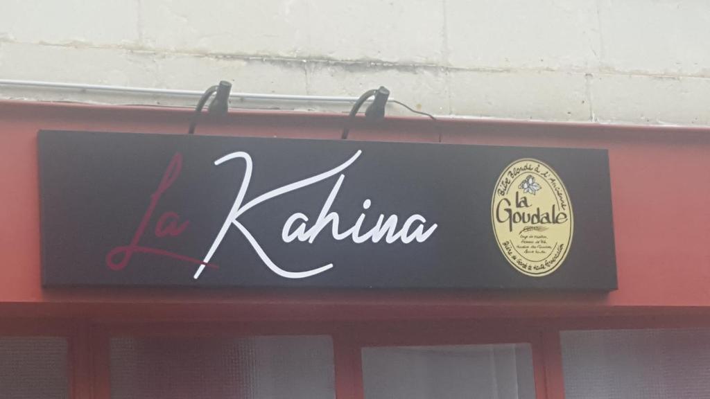 un cartel en un edificio que dice la kitaarma en HOTEL RESTAURANT Bar LA KAHINA, en Chouzé-sur-Loire