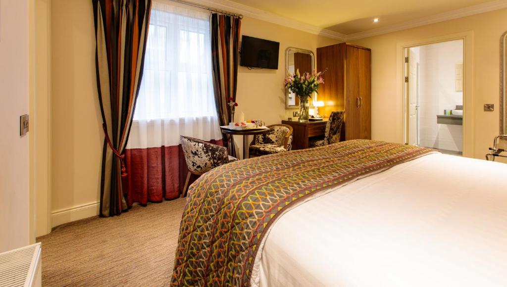Una cama o camas en una habitación de Grand Hotel Tralee