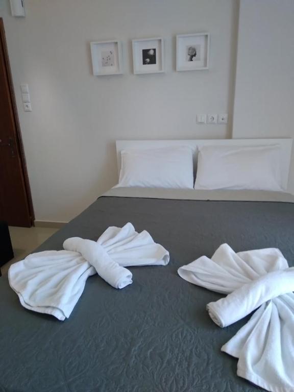 dwie sterty białych ręczników na łóżku w obiekcie Little Beauty - HappyHostGr - in Platamonas w mieście Platamonas