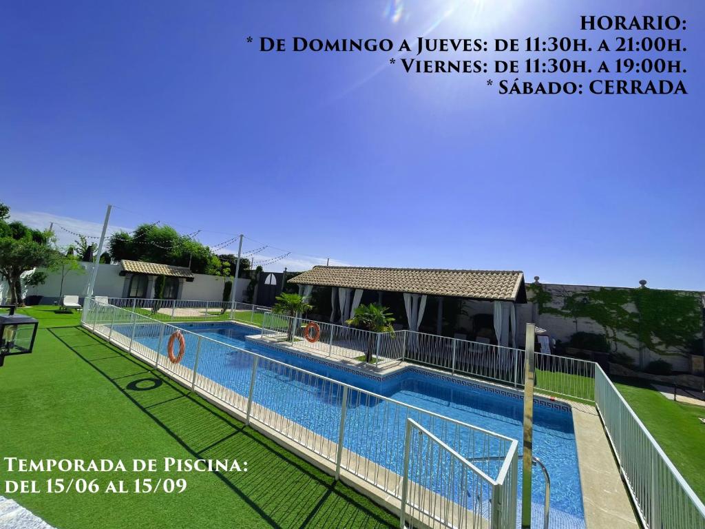 The swimming pool at or close to Hotel Complejo París