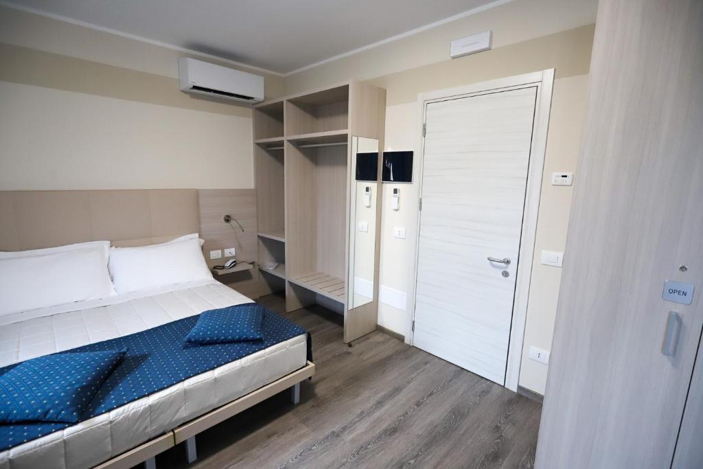 Postel nebo postele na pokoji v ubytování HOME HOTEL