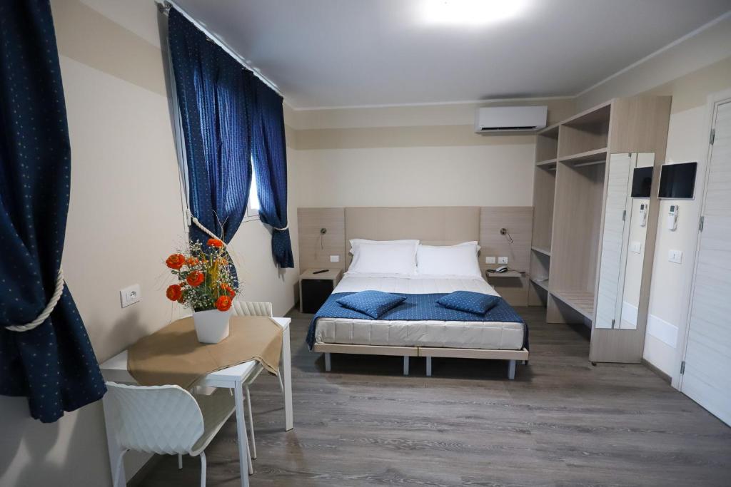 Postel nebo postele na pokoji v ubytování HOME HOTEL
