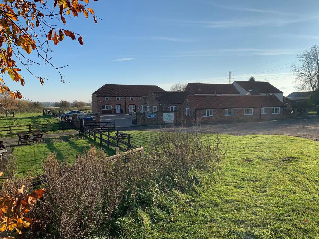 un campo de césped con un edificio en el fondo en Murton Grange, en York