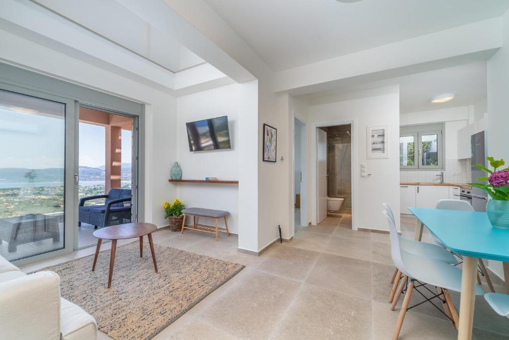 TV a/nebo společenská místnost v ubytování 31 Blue Ionian Villas