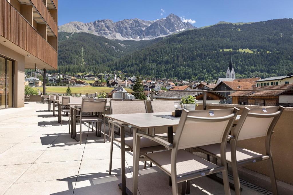 Nespecifikovaný výhled na hory nebo výhled na hory při pohledu z hotelu