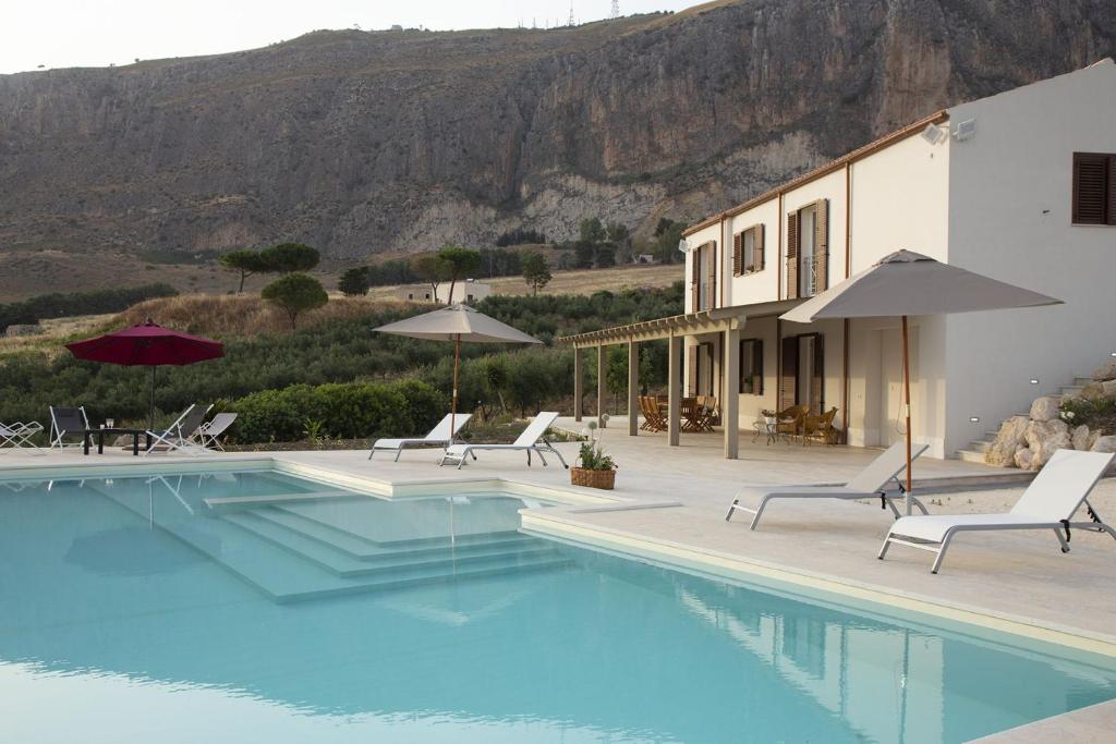 Swimming pool sa o malapit sa Tenuta Torrebianca Villa con Piscina panoramica