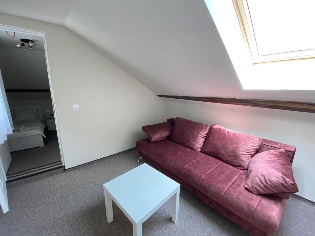 Un lugar para sentarse en Boutique Rooms with Parking