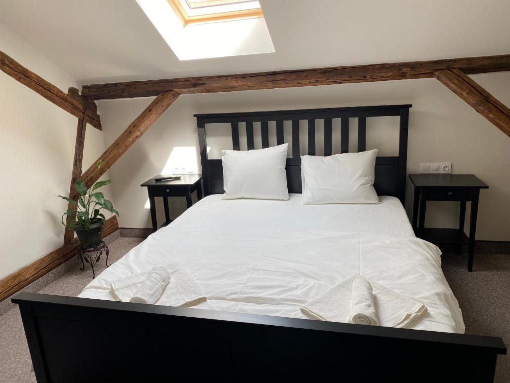 Una cama o camas en una habitación de Boutique Rooms with Parking