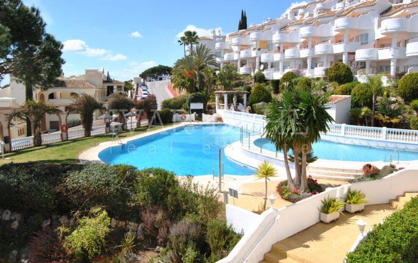 una grande piscina di fronte a un edificio di El Puente Luxury 3 bedroom a Mijas