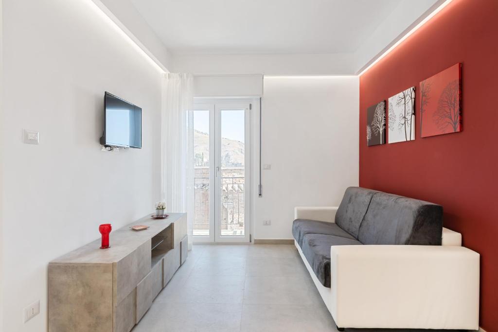 Telewizja i/lub zestaw kina domowego w obiekcie Cozy Apartment near the Historic Center