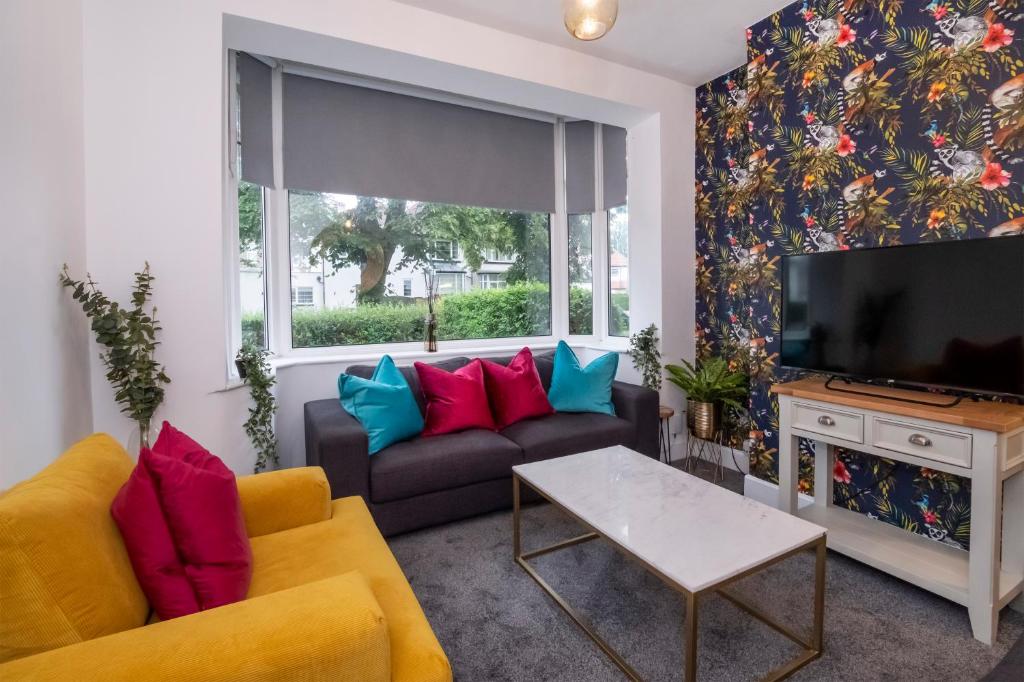 โทรทัศน์และ/หรือระบบความบันเทิงของ Stylish Hot Tub House with free parking!