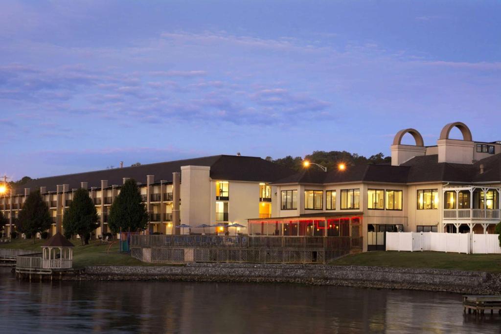 ein großes Gebäude neben einem Wasserkörper in der Unterkunft Wyndham Garden Lake Guntersville in Guntersville