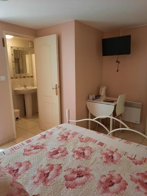 une chambre avec un lit et une salle de bain avec un lavabo dans l'établissement CHAMBRE LEUCATE VILLAGE, à Leucate