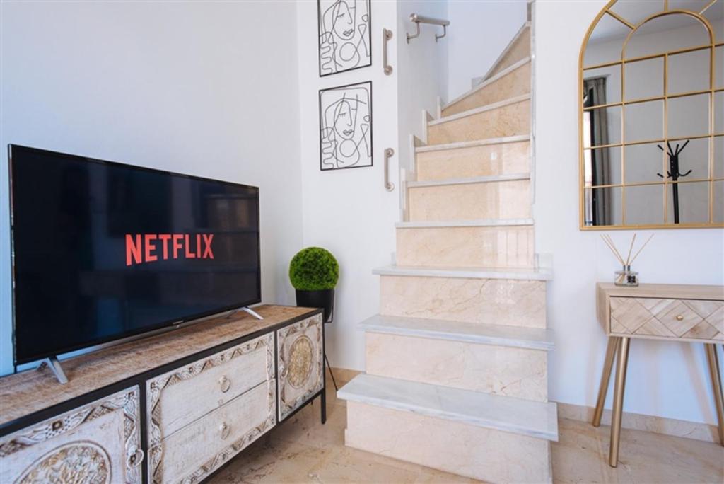 Telewizja i/lub zestaw kina domowego w obiekcie Guardamino Dúplex Suite Apartment