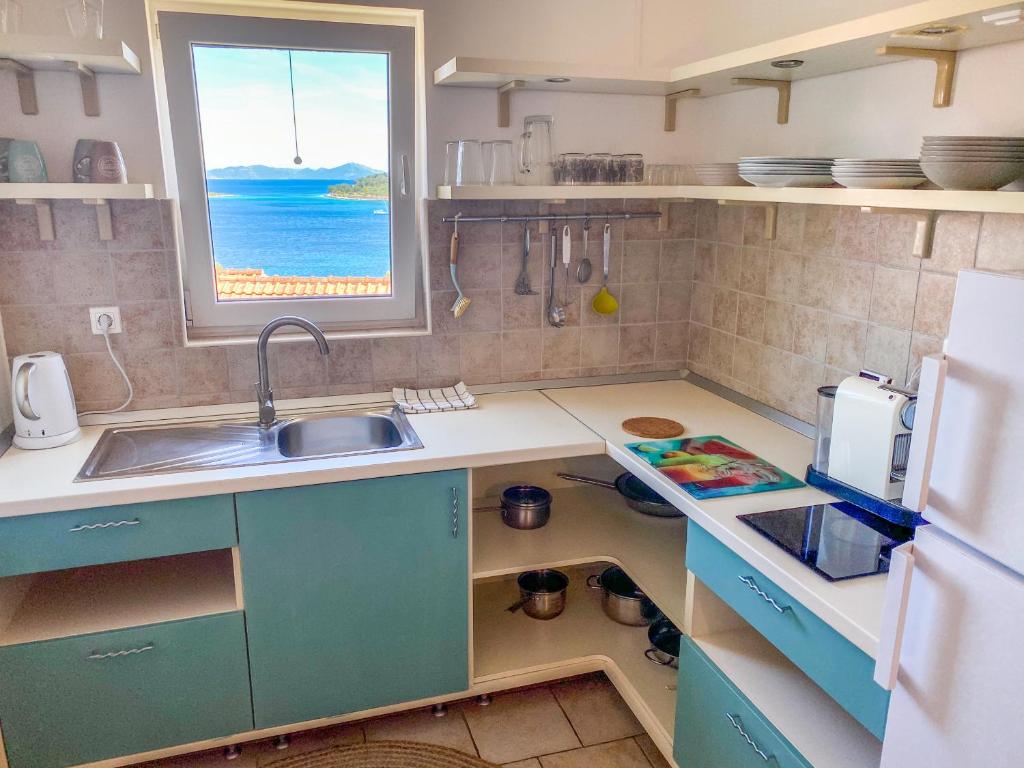 Кухня или мини-кухня в Eco Sunshine Apartments Lumbarda
