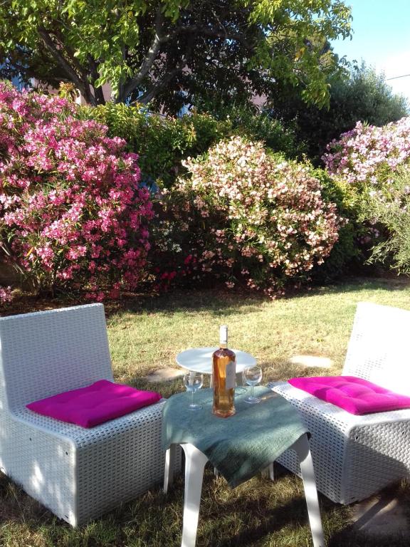d'une table et de deux chaises avec une bougie. dans l'établissement FLORALIE, à Draguignan