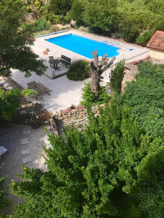 Bazén v ubytování L Ancien Moulin à Huile nebo v jeho okolí