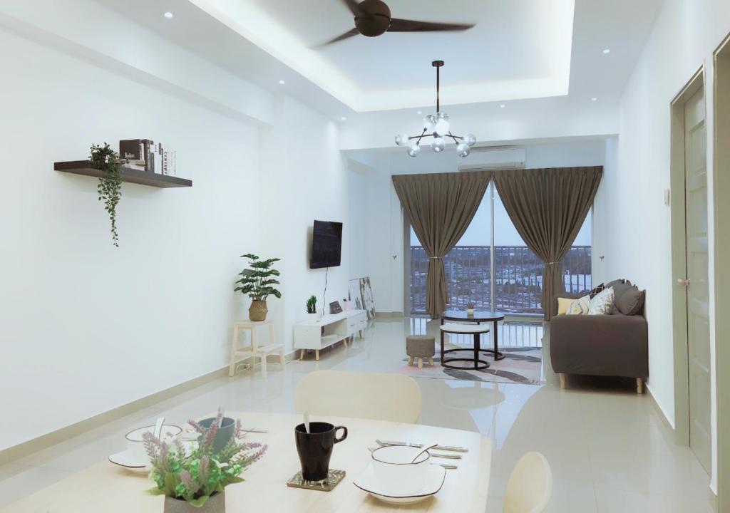 ein Wohnzimmer mit einem Sofa und einem Tisch in der Unterkunft 聚乐屋民宿Jyuraku homestay The venus sitiawan in Sitiawan
