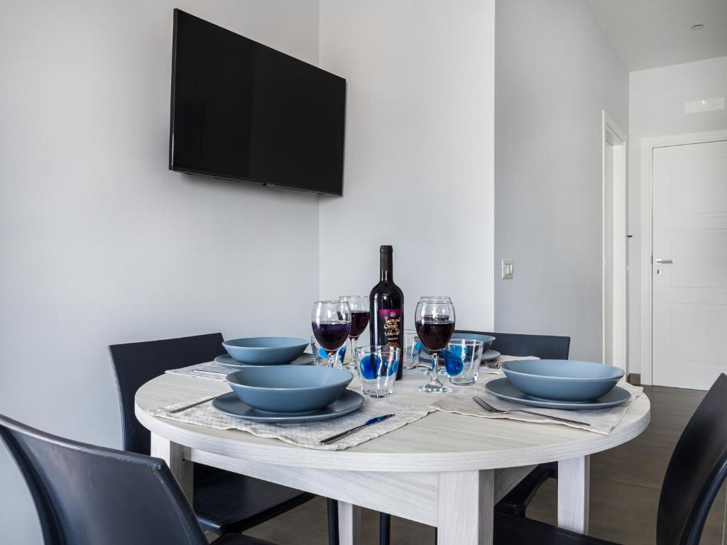 Televízia a/alebo spoločenská miestnosť v ubytovaní Azzurro Park Suite - De Vivo Realty Sorrento