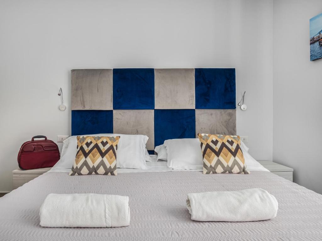 Posteľ alebo postele v izbe v ubytovaní Azzurro Park Suite - De Vivo Realty Sorrento