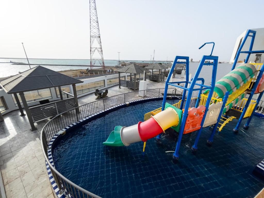 un parc aquatique vide avec toboggan dans l'établissement Sand Beach Suites(Families only), à Rayyis