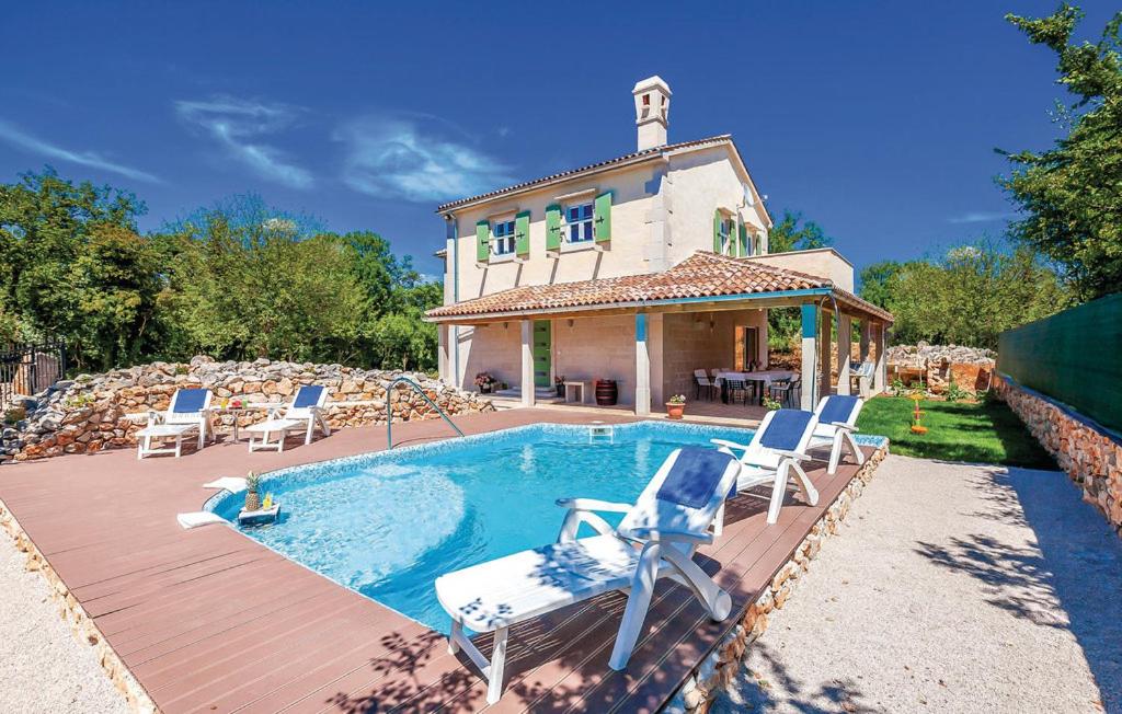une villa avec une piscine et une maison dans l'établissement Villa AnaMarija 1, à Rasopasno