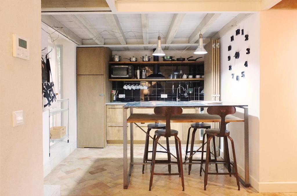 cocina con mesa y taburetes en una habitación en Architecture & Design Home in Triana, en Sevilla