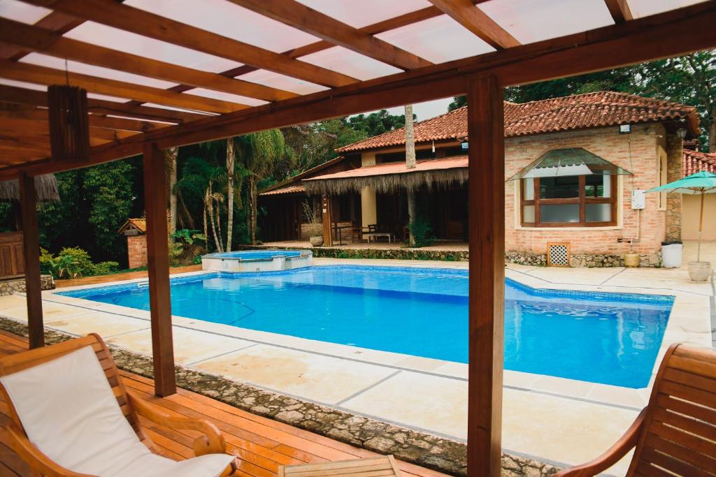 聖羅克的住宿－Espaço Tajj，一个带木制凉亭的大型游泳池